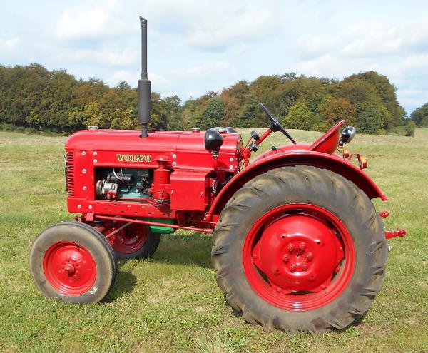 Veterantraktor - Volvo  - T 25, 1955, 4 cyl bensin, CB 29 hk. I fint utställningsskick, nya däck. Ti...